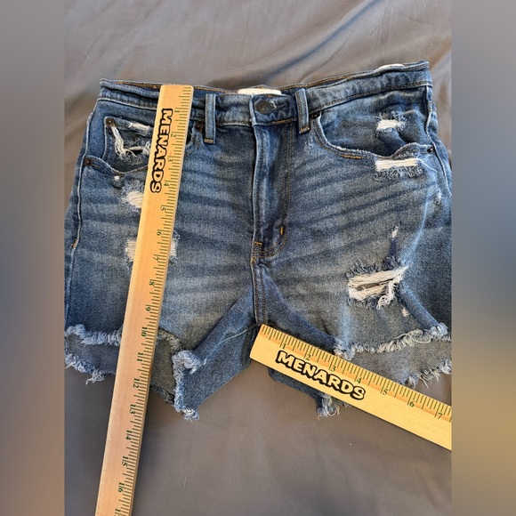 Abercrombie & Fitch Midrise Boyfriend Shorts Distressed denim shorts size 2 - Picture 6 of 6